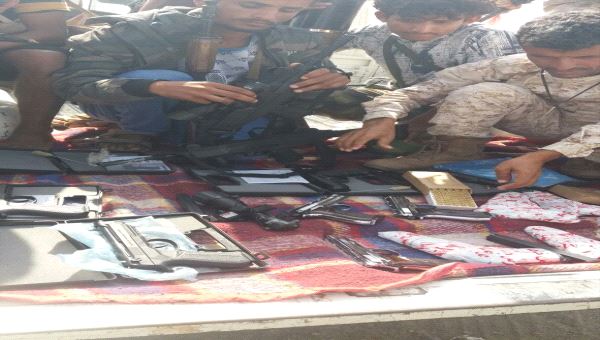 ضبط مسدسات كاتمة الصوت ونواظير في نقطة دوفس بأبين(صور)