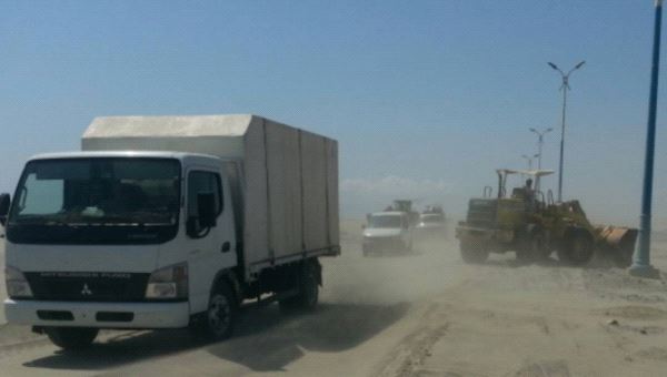 المؤسسة العامة للطرق والجسور تباشر بإزاحة وترحيل الكثبان الرملية على الخط الدولي عدن - أبين