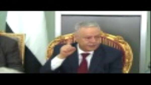 شاهد بالفيديو : لماذا بكى محافظ عدن الشيخ " عبدالعزيز المفلحي " أمام القضاة