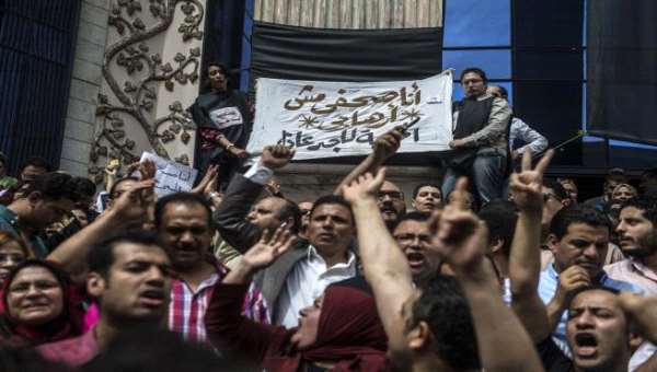 17 انتهاكاً ضد الصحافيين المصريين في يناير