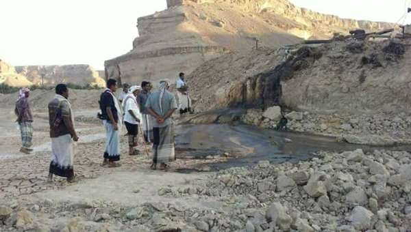 اهالي منطقة ساة بحضرموت ارادوا حفر بئر ماء فتدفق عليهم النفط (صور)