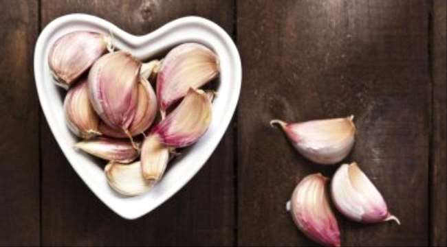 فوائد الثوم منها الوقاية من الزهايمر ونزلات البرد