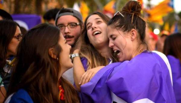 الغارديان: ما معنى أن تكون كتالونيا جمهورية مع وقف التنفيذ؟