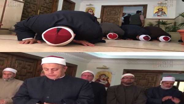 مصر.. أزهريون يؤدون الصلاة داخل كنيسة (صورة)