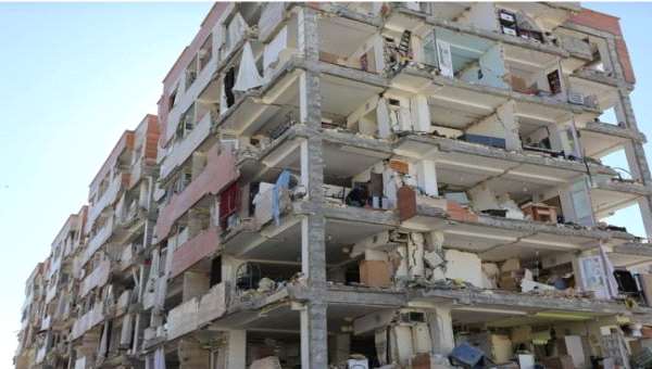 الفصائل الإيرانية تستغل جهود الإغاثة من الزلزال في صراع السلطة