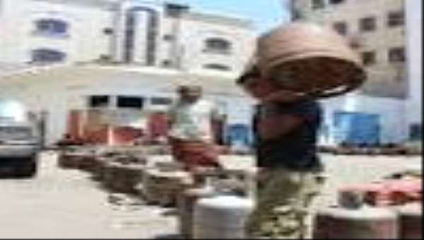 أزمات عديدة تثقل كاهل المواطن قبل حلول رمضان ولسان حال المواطن : ألا أيها الليل الطويل ألا انجلي ..!!