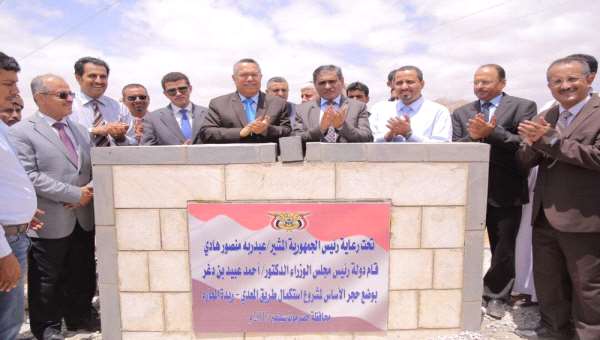 رئيس الوزراء يضع حجر أساس طريق المعدي الشرقية بحضرموت