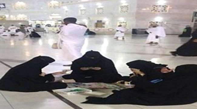 صحيفة سعودية.. نساء يلعبن الورق داخل الحرم المكي !