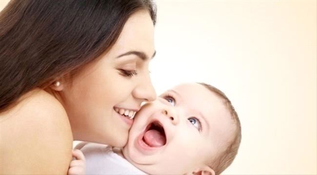 متى يبدأ الرضيع الزحف والمشي والكلام؟