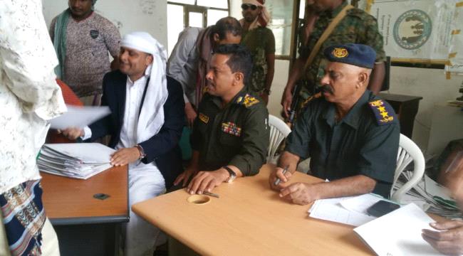 قائم بأعمال وكيل اول سقطرى ومدير أمن المحافظة يلتقوا بإبناء جزيرة عبدالكوري في المحافظة