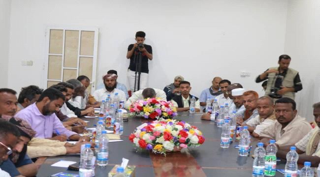 وزير الثروة السمكية يعقد لقاء لمدراء مراكز الانزال والمراقبين البحريين بالمكلا