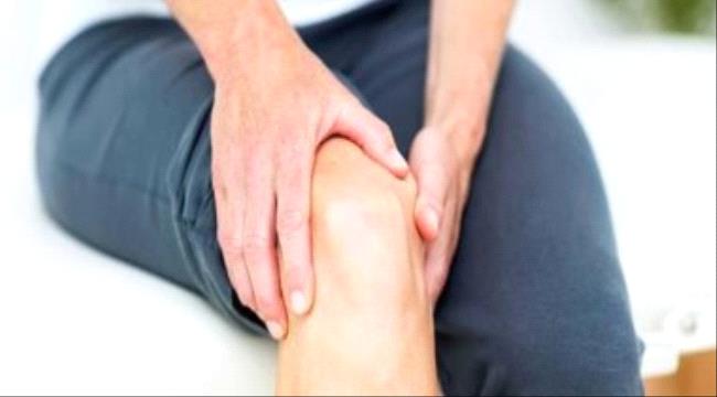 هل عملية تغيير مفصل الركبة تسبب مضاعفات صحية للقدم؟
