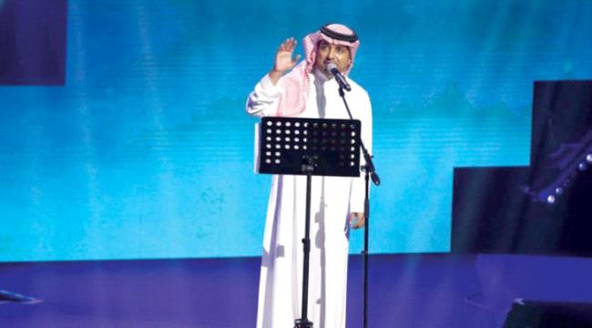 راشد الماجد يشعل حماس جمهور جدة بأجواء التسعينات وينثر إبداعه طرباً