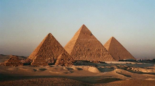 عالم آثار مصري يرد على مزاعم إسرائيلية بشأن بناء الأهرامات