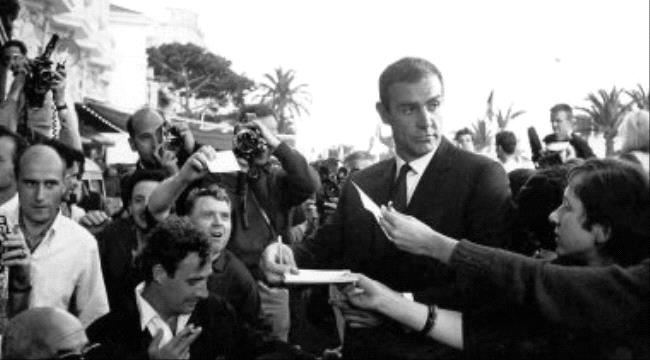 من أرشيف مهرجان كان السينمائى.. شون كونرى يروج لأحد أعماله فى مايو 1956