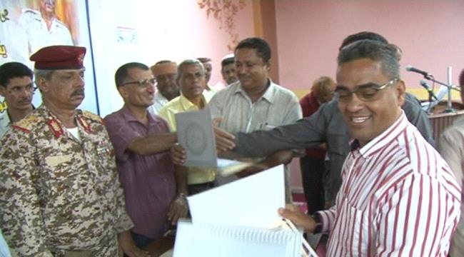 محافظ لحج يُكَرِّم الإدارة التنفيذية لمصنع " ردفان " الشامل للطوب الأحمر بمديرية تُبَن