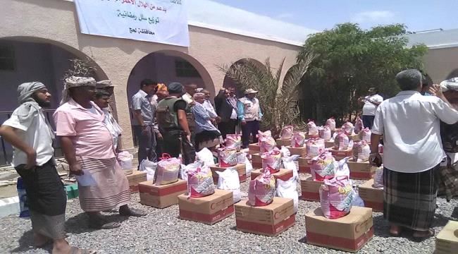 الهلال الأحمر الإماراتي يقدم 1000 سلة غذائية و1000كرتون من التمور لمديريتي تبن والحوطة ب#محافظة_لحـج