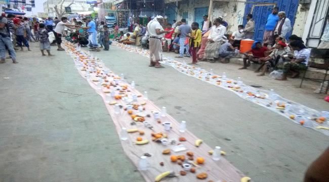 شباب لحج يقيمون وجبة إفطار شعبي جماعي في مدينة الحوطة