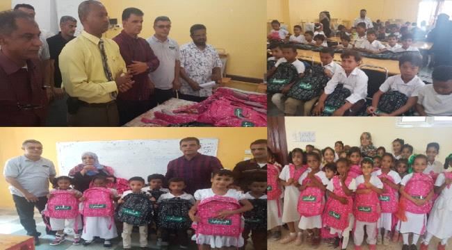 بحضور المأمور "خالد سيدو" السنابل تواصل مبادرتها لحملة توزيع الحقيبة المدرسية 