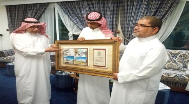 رئيس جامعة #حضـرموت يهدي الشيخ عبدالله بقشان مجسم مشروعي مركز الأمير سلطان للسرطان والمستشفى الجامعي