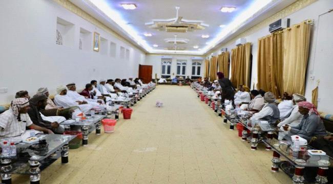 محافظ المهرة يلتقي بقيادة السلطة المحلية وشيوخ ووجهاء مديرية شحن ويناقش معهم أوضاع المديرية