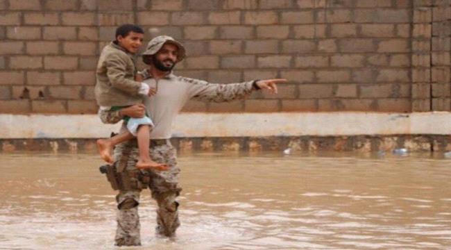 شاهد بالصورة جندي سعودي ينقذ طفلا في المهرة