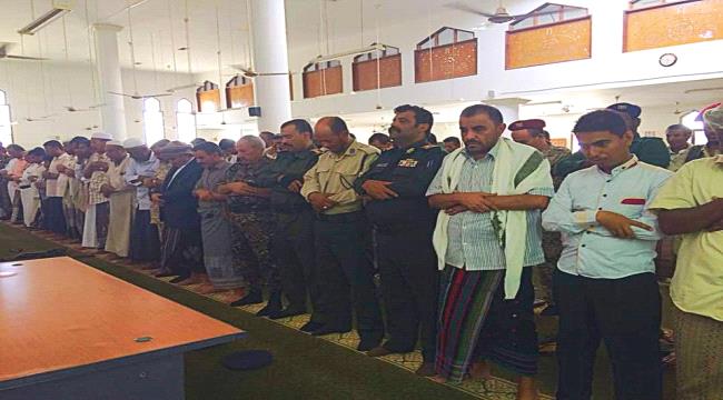 الوكيل بن شرمان والعميد العوبثاني يشاركان في تشييع شهيد الواجب الرقيب عادل القريطي