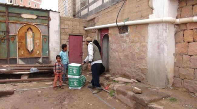 «سلمان للإغاثة» يوزع 1500 سلة غذائية على النازحين والمتضررين في #الضـالع