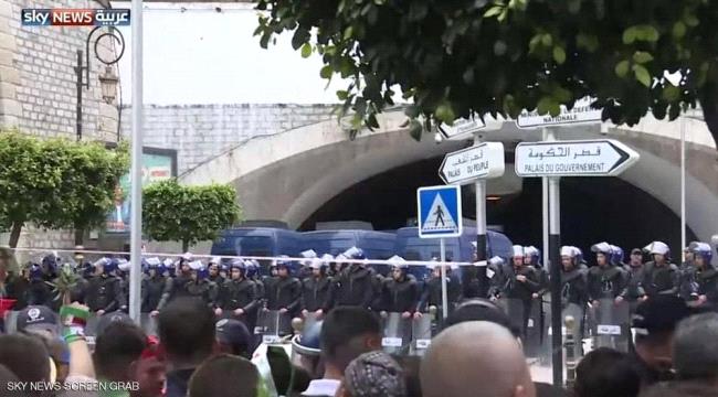 الجزائر.. محتجون يطالبون برحيل "النظام" ومحاسبة "العصابة"
