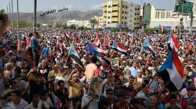 عاجل : مدير امن عدن يصل الى ساحة العروض