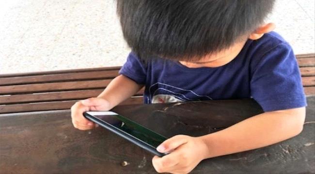 كيف تؤثر مشاهدة التلفزيون لأكثر من ساعتين على الطفل؟