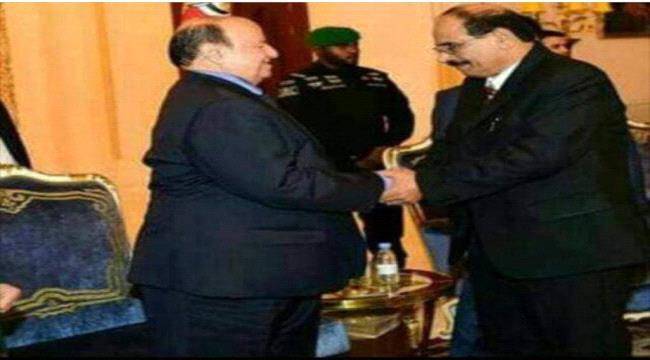 فضيحة من العيار الثقيل لحكومة المنفى..  علي محسن الأحمر يعزي في وفاة قيادي حوثي