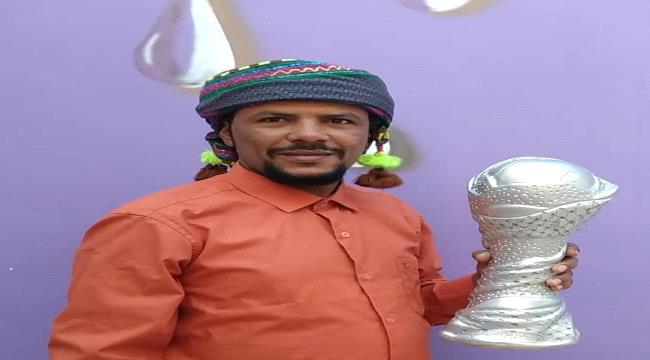 شاب حضرمي ينحت بيديه مجسم كأس الخليج من جذع خشب(صور)