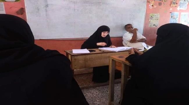 مديرة مدرسة ردفان تعقد اجتماع طارئ للطاقم الإداري والمدرسي