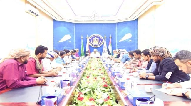 الرئيس القائد عيدروس الزُبيدي يلتقي اللجنة المجتمعية لاطلاق سراح المعتقلين في أحداث عدن الأخيرة