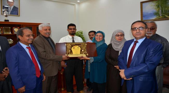 كلية التمريض بجامعة عدن تكرم وزير الصحة العامة والسكان مديرعام التموين الدوائي بمستشفى الجمهورية