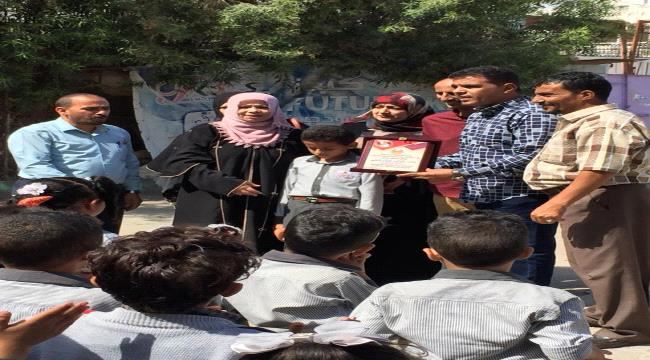 إدارة الأنشطة المدرسية تكرم الطالب الوليد بن طلال بدرع التميز 