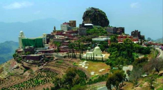 قرية يمنية فوق قمة جبل تبدو وكأنها قادمة من الأساطير