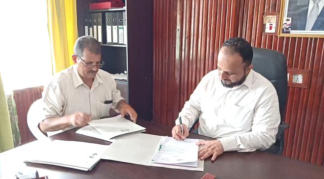 مدير عام البريقة يوقع عقود عمل لتنفيذ " 3 " مشاريع خدمية وتنموية بالمديرية