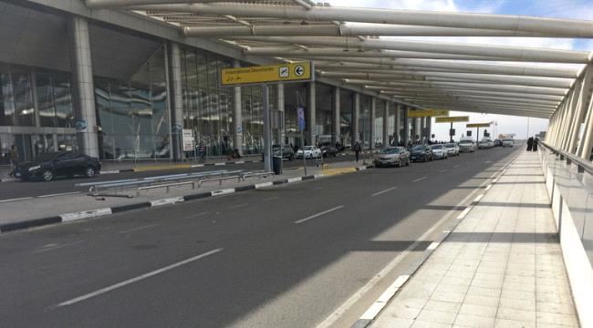 احتجاز أمريكي في مطار #القـاهرة بسبب خنجر يمني