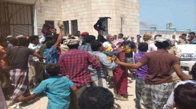 بالحجارة والأحذية.. مواطنون غاضبون بقلنسية يهاجمون موكب محافظ سقطرى ووزير الثروة السمكية 