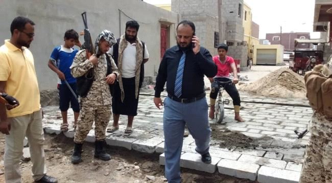 مدير عام البريقة يتفقد العمل في مشروع الرصف الحجري لمنطقة الكسارة