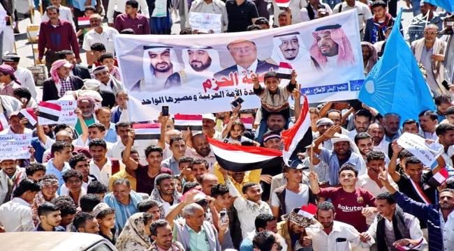 محمد العرب يعلق على رفع صور قادة التحالف في حشود الاصلاح بتعز