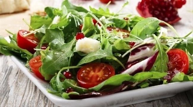 لهذه الأسباب تناول السلطة مع الوجبات الرئيسية