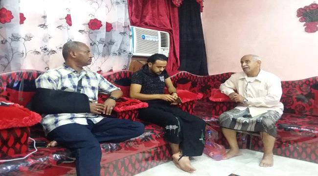 فريق اللجآن المجتمعية يزور السيدو الاطمئنان على صحته