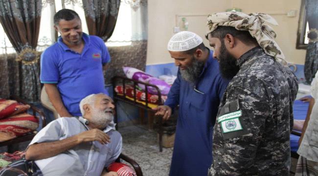 قائد لواء حماية المنشآت يزور دار المسنين بعدن