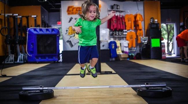 متى يبدأ الطفل التدريبات في صالة "الجيم"؟