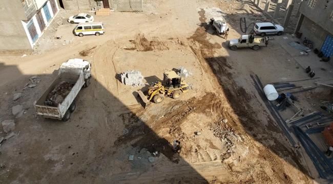 قوات طوارئ #أمن_عـدن تزيل بسط عشوائي بالكثيري بالمنصورة