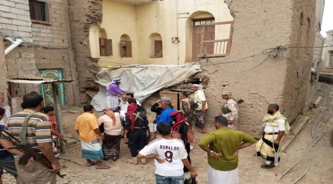 رئيس انتقالي لحج يدشن توزيع المساعدات لأسر المنازل المتضررة في حوطة لحج