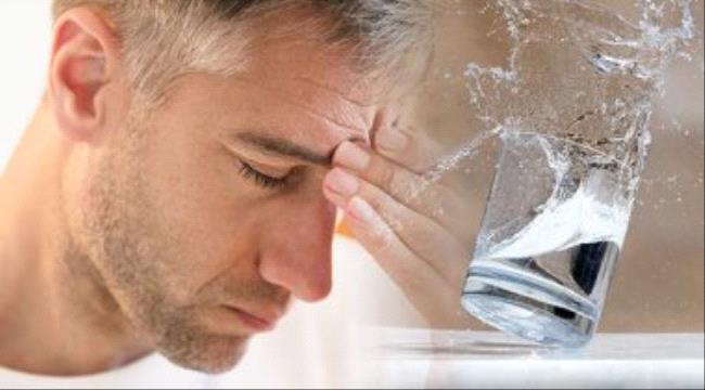 أعراض تكشف إصابتك بالجفاف.. أبرزها رائحة الفم الكريهة والصداع
